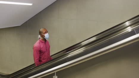 hombre afroamericano en movimiento con una máscara de coronavirus covid19