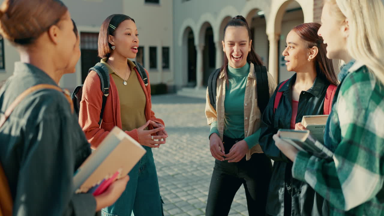Universitet, campus og gruppe studenter som snakker