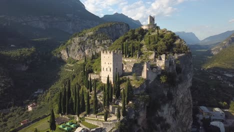 Antiguas-Ruinas-De-Una-Fortaleza-En-La-Cima-De-Un-Acantilado-De-Montaña,-Castello-Di-Arco,-Riva-Del-Garda