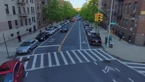 antena de personas golpeando ollas y sartenes tocando la bocina y aplaudiendo agradeciendo a enfermeras y médicos en las calles de nueva york durante la pandemia de coronavirus