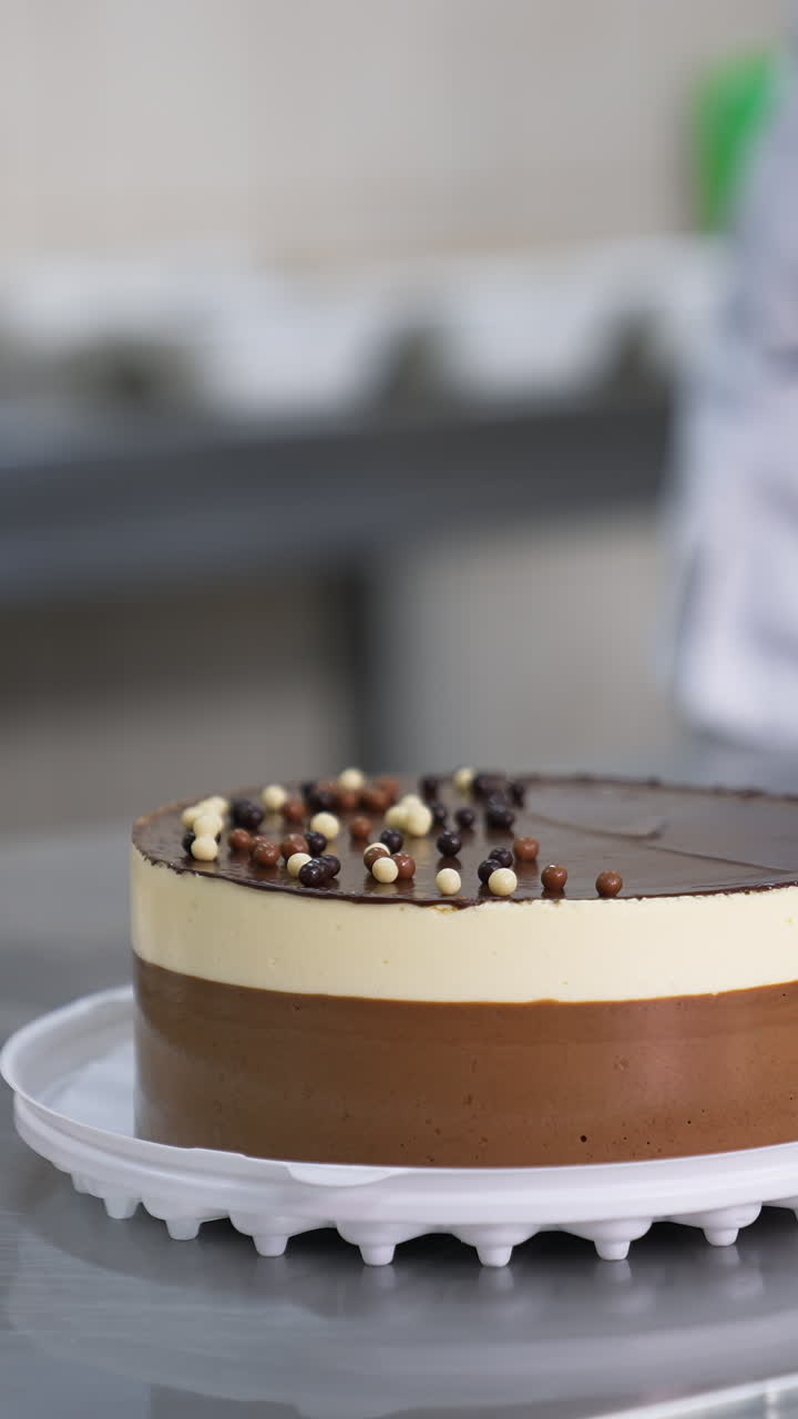 Processo di preparazione di torte e pasticcini. Pasticcere professionista che prepara dolciumi. Video verticale.