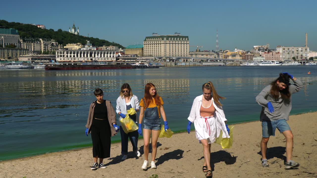 십대 들 이 강변 을 청소 하고 있다