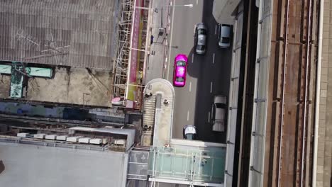 vista aérea de la intersección de la ciudad ocupada con paso elevado y tráfico