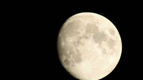 video de luna llena: la luna es un cuerpo astronómico que orbita el planeta tierra y es el único satélite natural permanente de la tierra