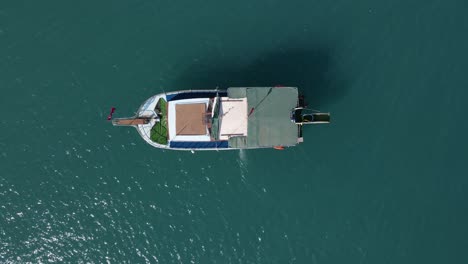 vista aérea de un velero en crucero