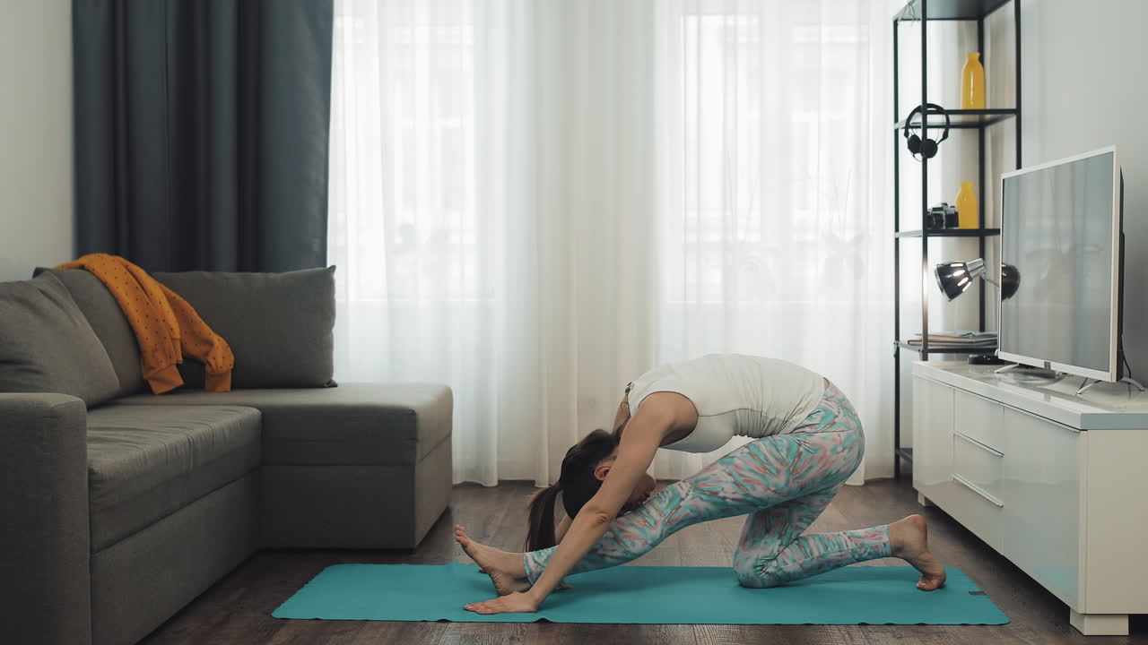 mujer haciendo yoga en casa