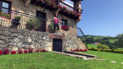 mujer contemplando hermosas vistas de la montaña