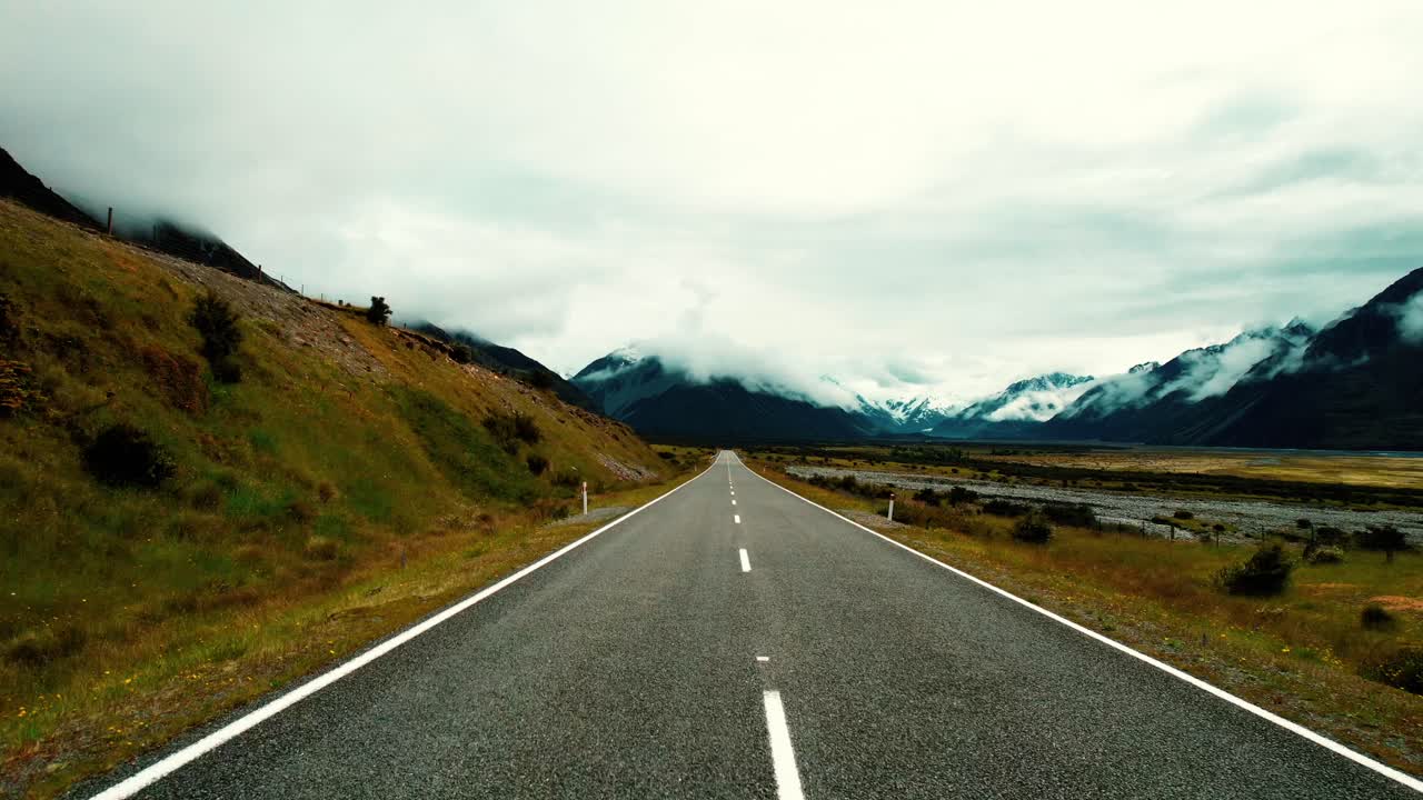 parque nacional del monte cook, drone de nueva zelanda vuela a lo largo de la carretera del valle