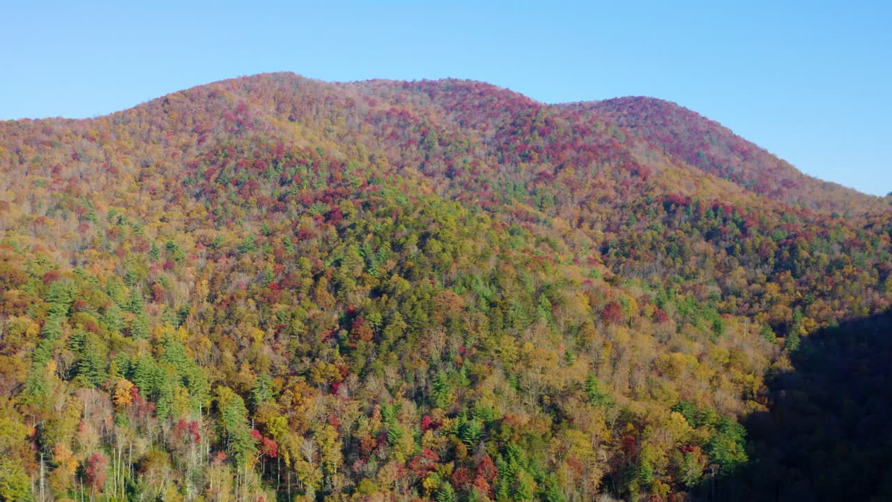 girando alrededor de los colores de otoño en una ladera en las montañas del norte de georgia