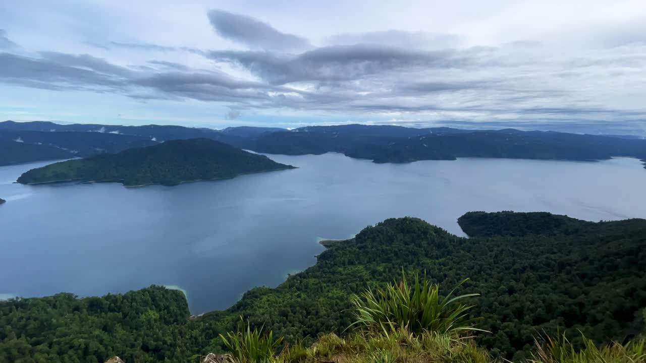 pan ultraancho de ángulo alto de montañas y bosques que rodean el lago waikaremoana, nueva zelanda