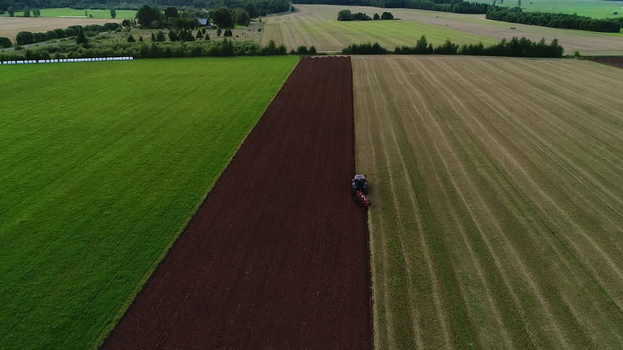 Ackerpflügen mit Vierschar-Wendepflug, weite Luftaufnahme