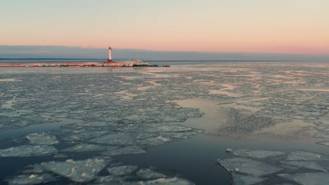 Costa-Congelada-Del-Mar-Báltico,-Vista-Aérea-Del-Atardecer-Sobre-El-Golfo-De-Riga