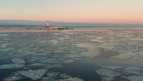 costa congelada del mar báltico, vista aérea del atardecer sobre el golfo de riga