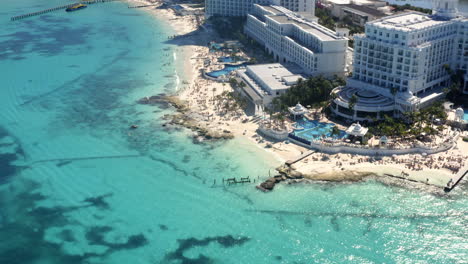 tropical beach paradise and luxurious hotel resorts in cancun city