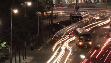 Zeitraffer-Des-Nächtlichen-Autoverkehrs-Auf-Stark-Befahrenen-Straßen-In-Seoul,-Südkorea