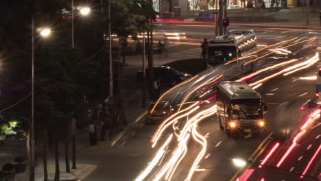 el lapso de tiempo del tráfico nocturno en las calles concurridas de seúl, corea del sur