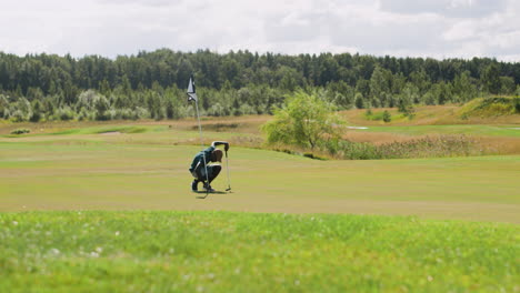 Fernsicht-Auf-Einen-Afroamerikanischen-Mann,-Der-Auf-Dem-Golfplatz-Golf-übt.