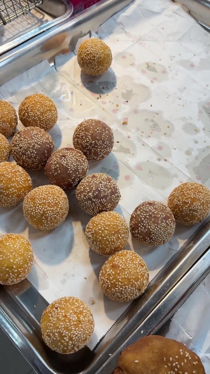Nystegte sesamkugler på en metalbakke