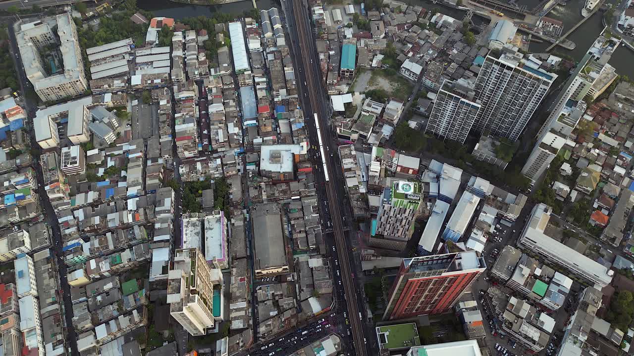 vista aérea de una ciudad densamente poblada