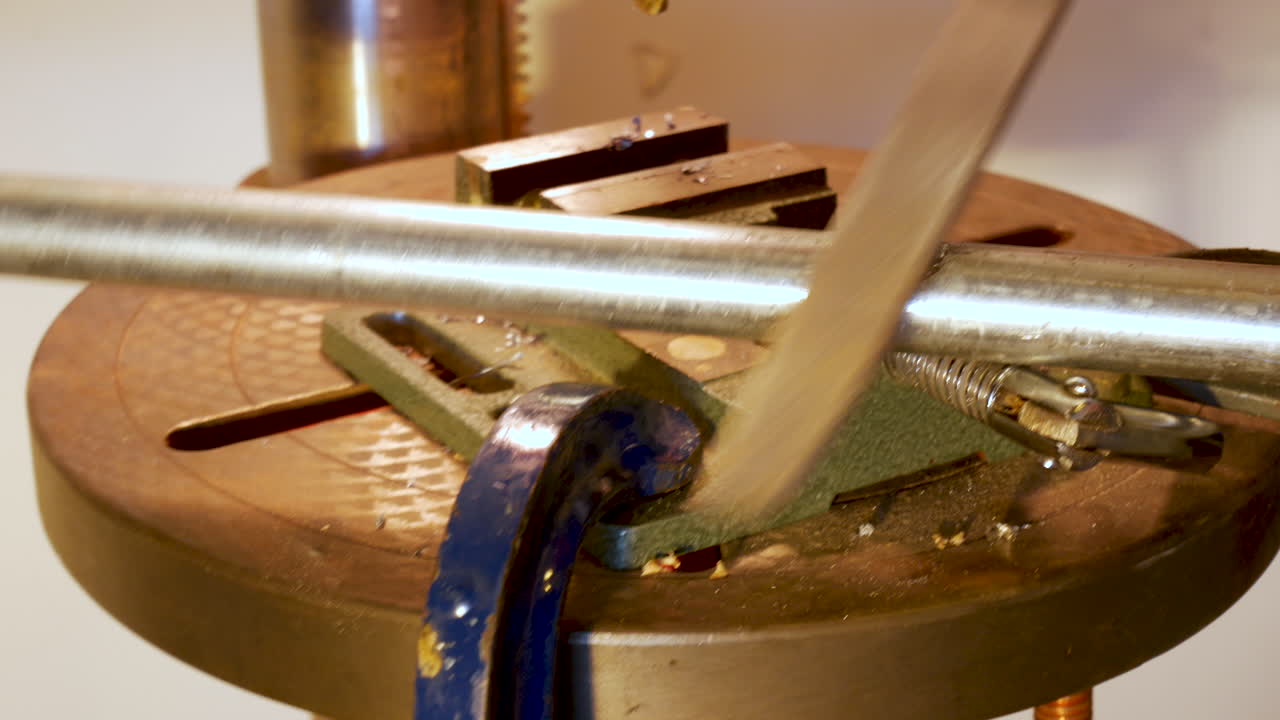 파일을 사용하여 파이프에 뚫린 구멍의 거친 가장자리를 매끄럽게 함