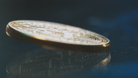 primo piano di una moneta d'oro bitcoin