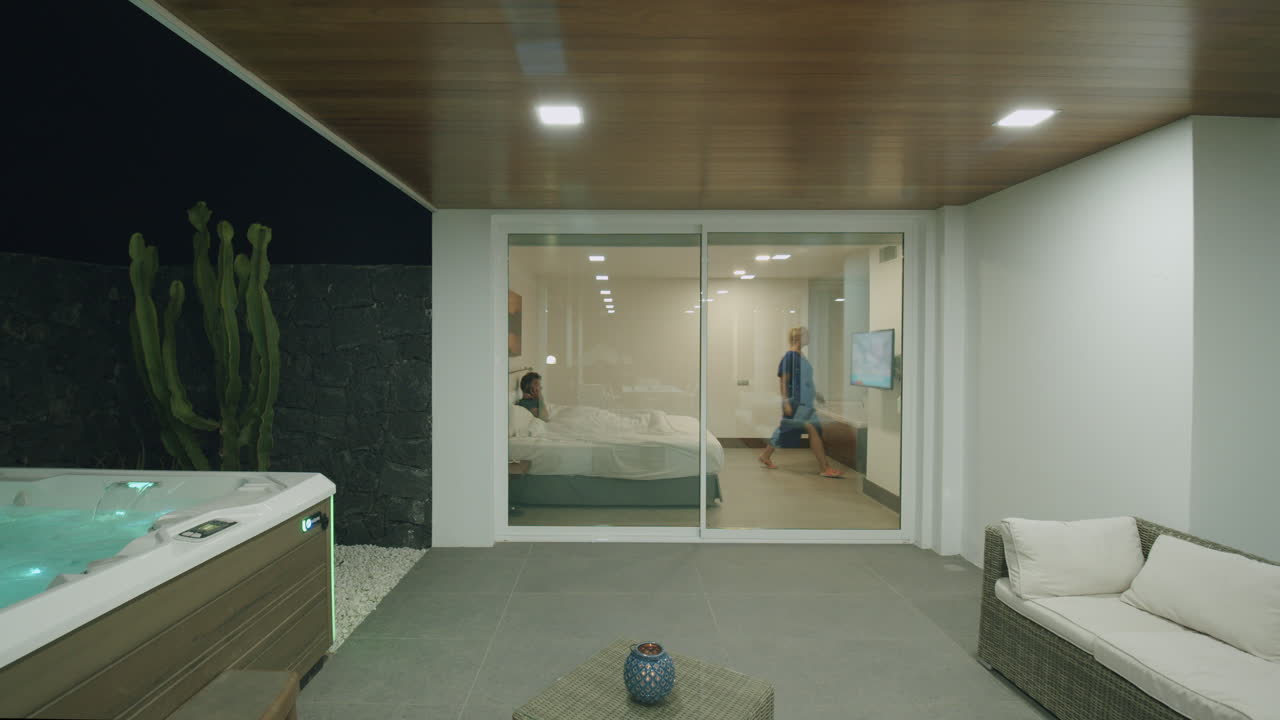 pareja familiar antes de acostarse en el apartamento a través del vidrio