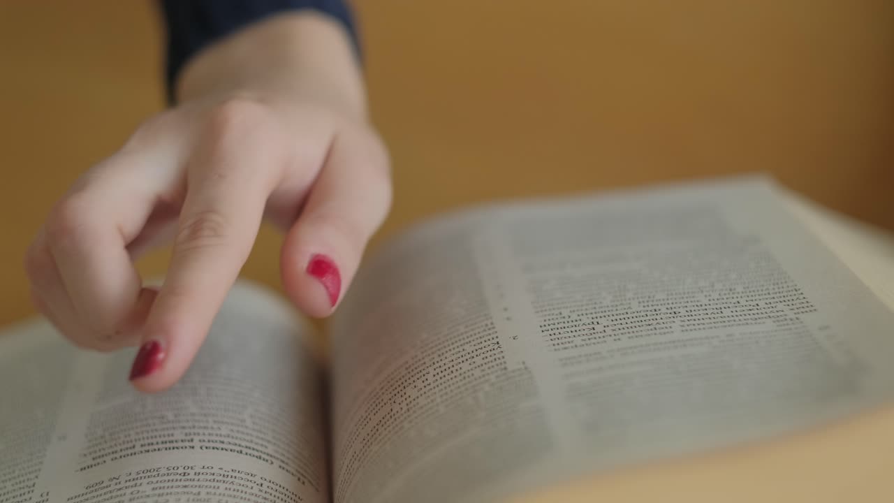 열린 책을 읽는 여자