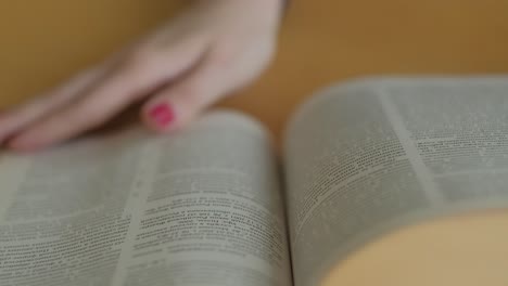 mujer leyendo un libro abierto