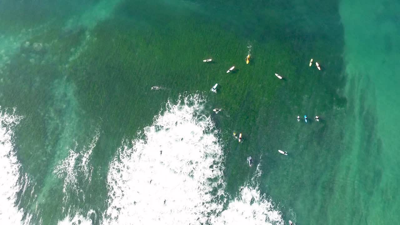 encinitas에서 서퍼의 무인 항공기보기