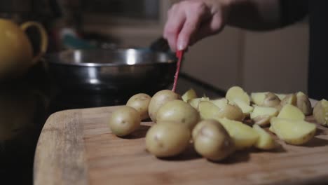 mujeres cortando las papas en el mango usando la mano derecha - primer plano