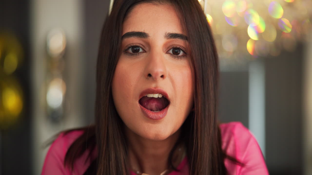 콘페티를 불어넣는 여자