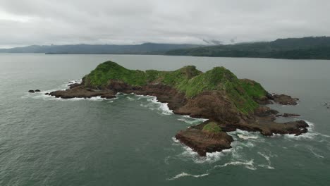 Isla-Rocosa-Costa-Rica-Drone-Aéreo