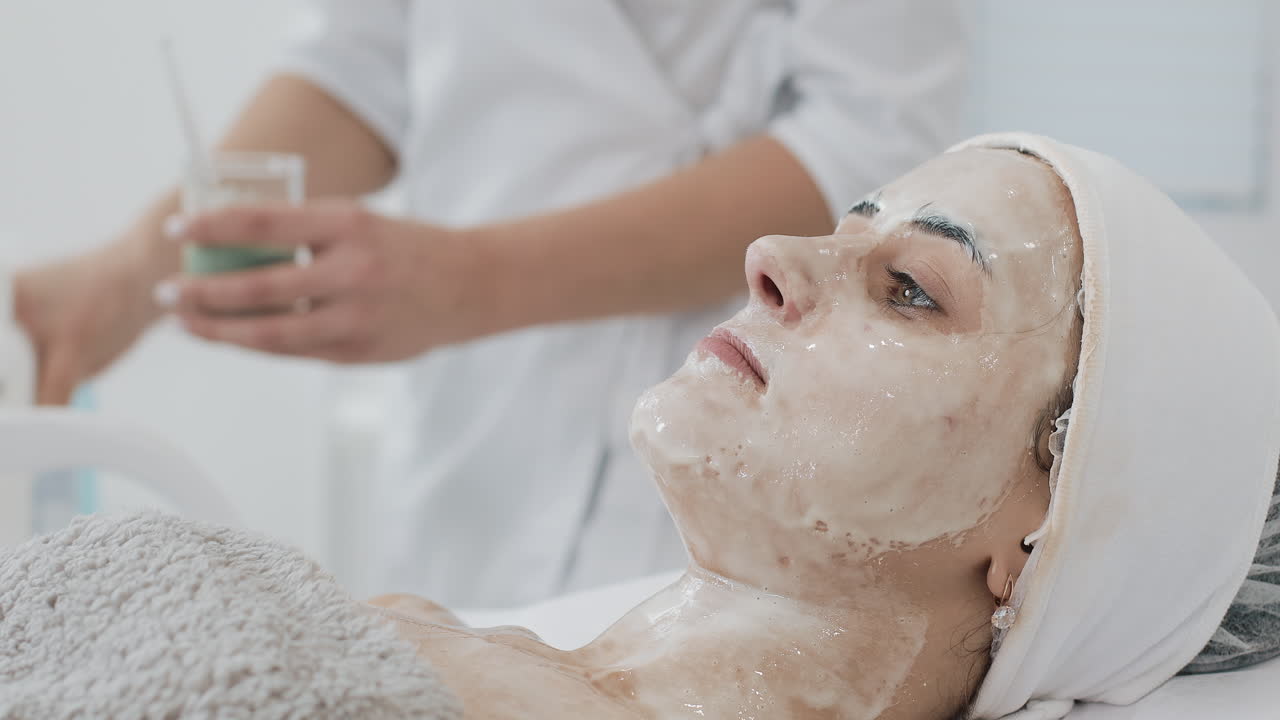 mujer recibiendo tratamiento facial en un spa