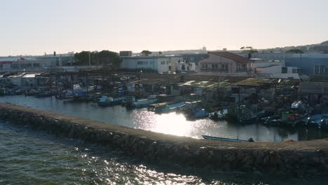 Primer-Plano-Del-Puerto-Pesquero-Port-Du-Barrou-Con-La-Colina-De-Sète-Al-Fondo