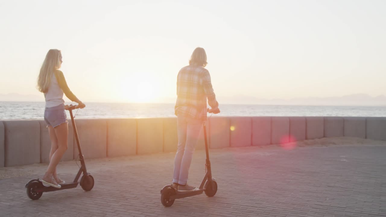 Pareja caucásica disfrutando de su tiempo en la costa