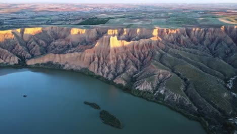 Malerische-Landschaft-Mit-Bergen-Und-See,-Die-Den-Sonnenuntergangshimmel-Widerspiegelt