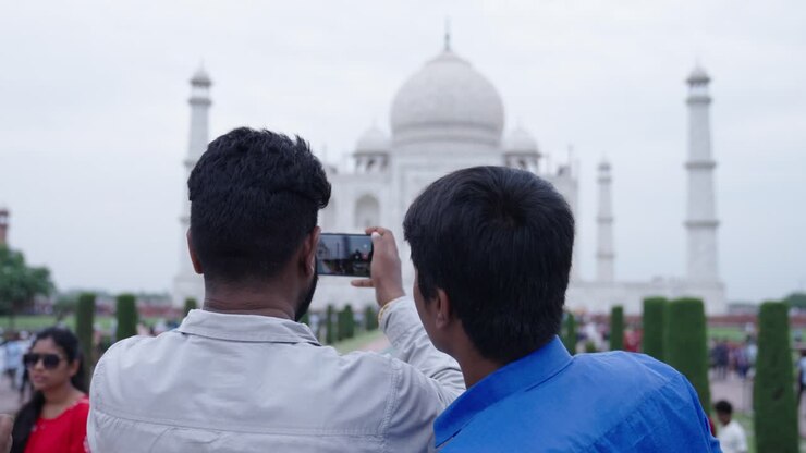 la gente india haciendo clic en fotos de taj mahal