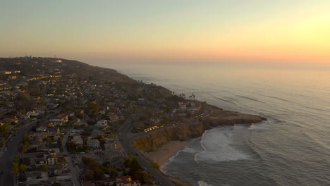 drones volando sobre acantilados escénicos al atardecer en san diego, california al atardecer