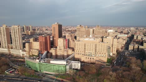 Luftaufnahmen-Zur-Warmen-Goldenen-Stunde-Des-New-Yorker-Columbia-Medical-Center