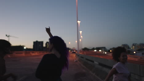 Mujer-Bailando-Felices-Bailarinas-Callejeras-Multiétnicas-Disfrutando-De-Funky-Movimientos-De-Hip-Hop-Realizando-Bailes-De-Estilo-Libre-Juntos-En-La-Ciudad-Al-Atardecer