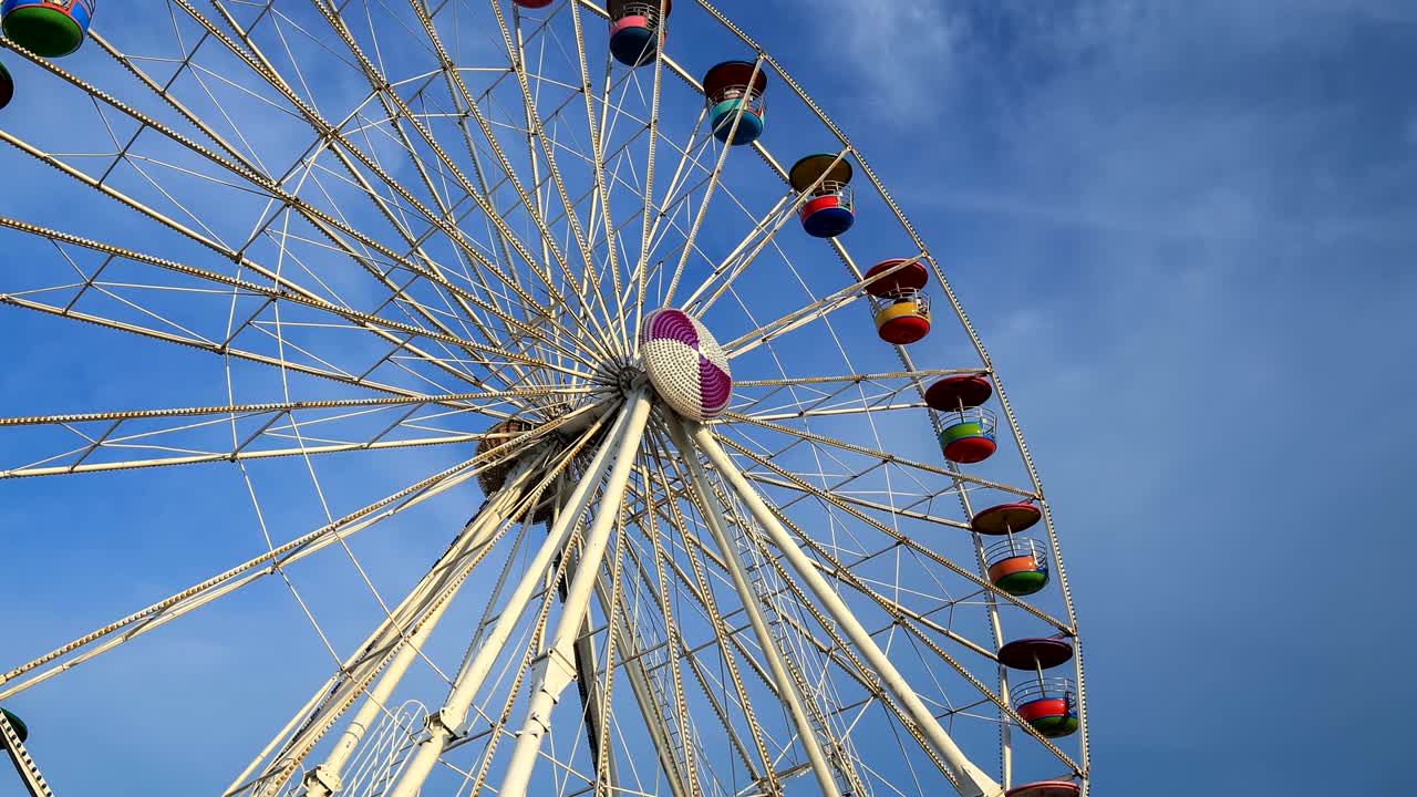 파란 하늘 배경으로 놀이 공원에서 페리스 의 타임 스