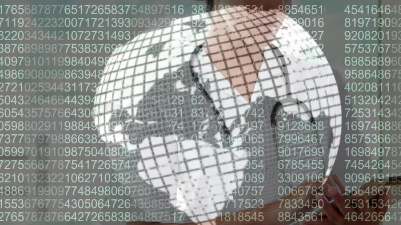 카메라를 바라보는 행복한 양색 여성 의사 위에 회전하는 지구의 애니메이션