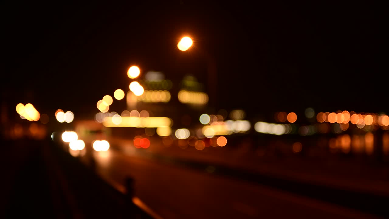 luz bokeh en la noche calle coche movimiento desenfocado