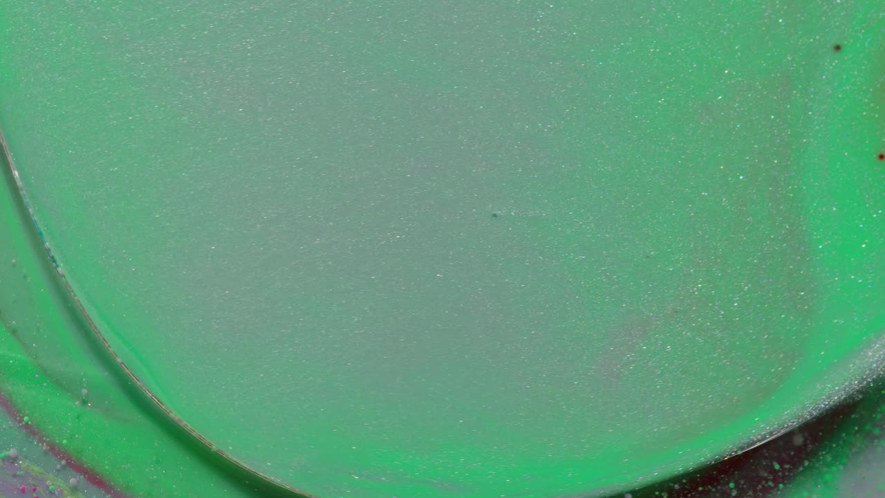 抽象的な流動的な芸術 緑と赤の塗料で