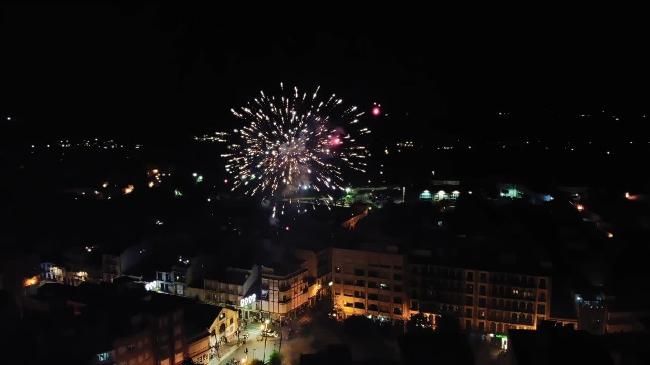 celebración de año nuevo, vista aérea de fuegos artificiales mágicos sobre el paisaje urbano, disparo de drones