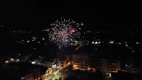 celebración de año nuevo, vista aérea de fuegos artificiales mágicos sobre el paisaje urbano, disparo de drones