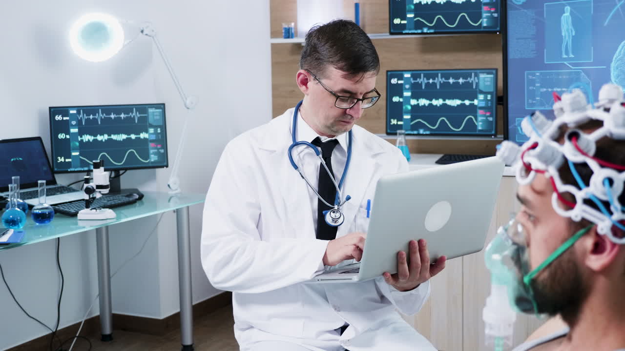 doctor en investigación cerebral usando su portátil en un moderno centro de neurociencia