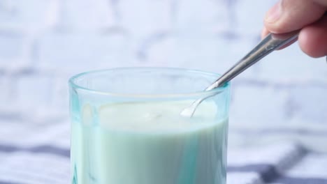 el yogur de la cuchara de un vaso