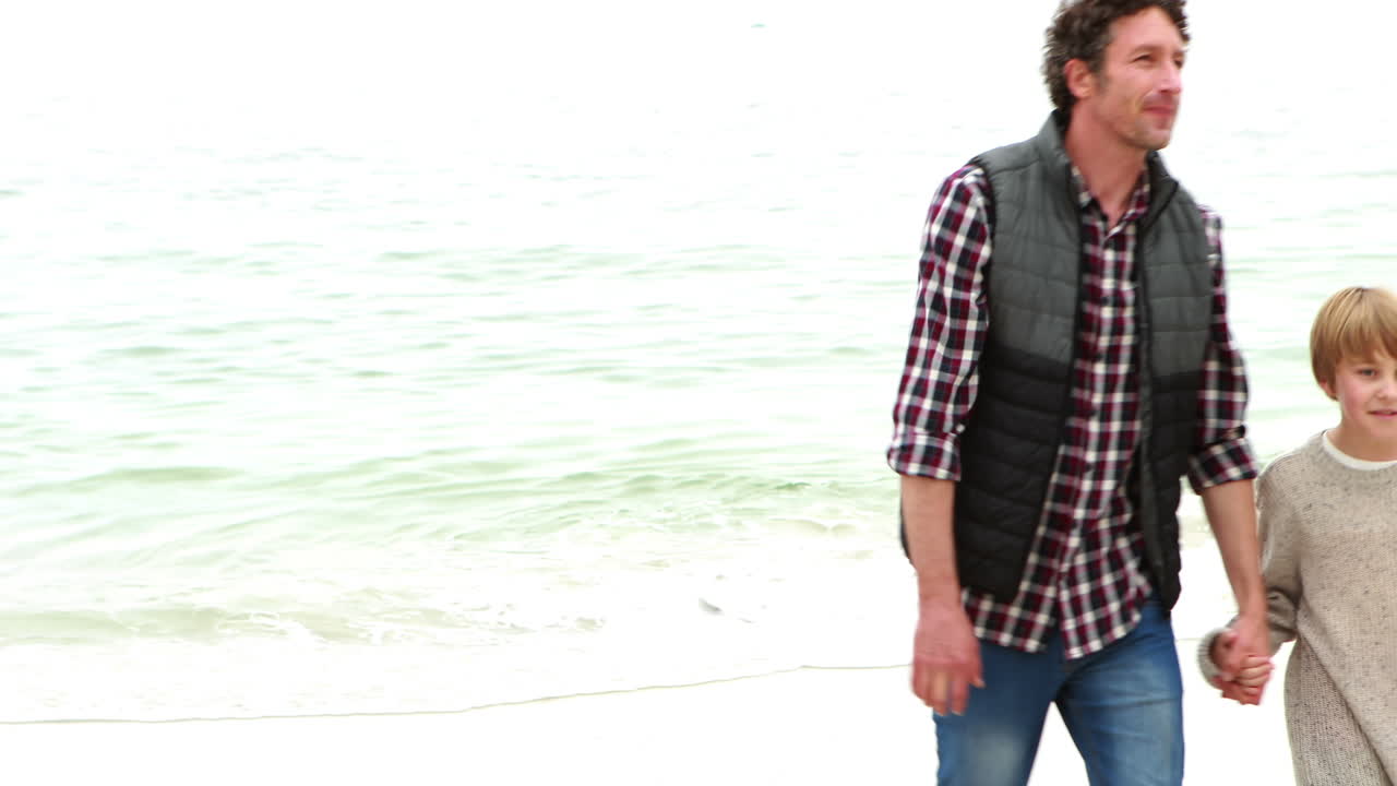 padre e hijo tomados de la mano