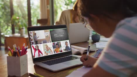 Colegiala-Usando-Una-Computadora-Portátil-Para-Clases-En-Línea-En-Casa,-Con-Diversos-Maestros-Y-Clases-En-La-Pantalla